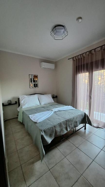 a bedroom with a large bed with a window at Casa Velvet in Potamiá