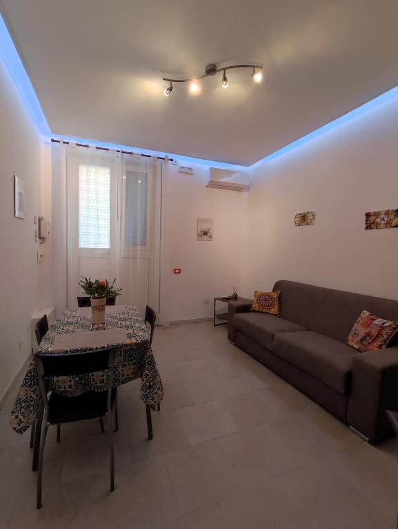 a living room with a couch and a table at Lolli Station House in Palermo