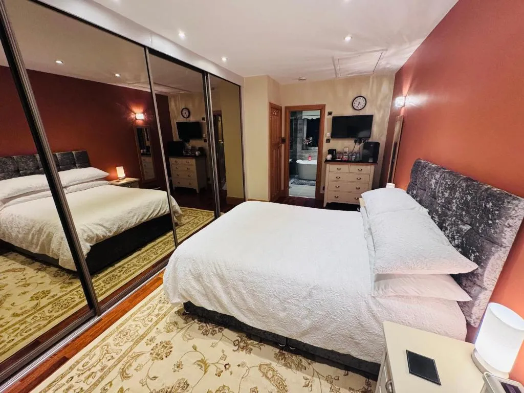A deluxe double room with ensuite shower bath room or upgrade to a Cosy double room and private shower room just a 2 minute walk to Train station