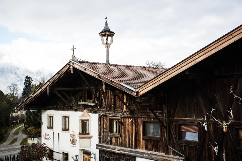 una casa de madera con una luz de la calle en la parte superior en Der WALZL, en Innsbruck