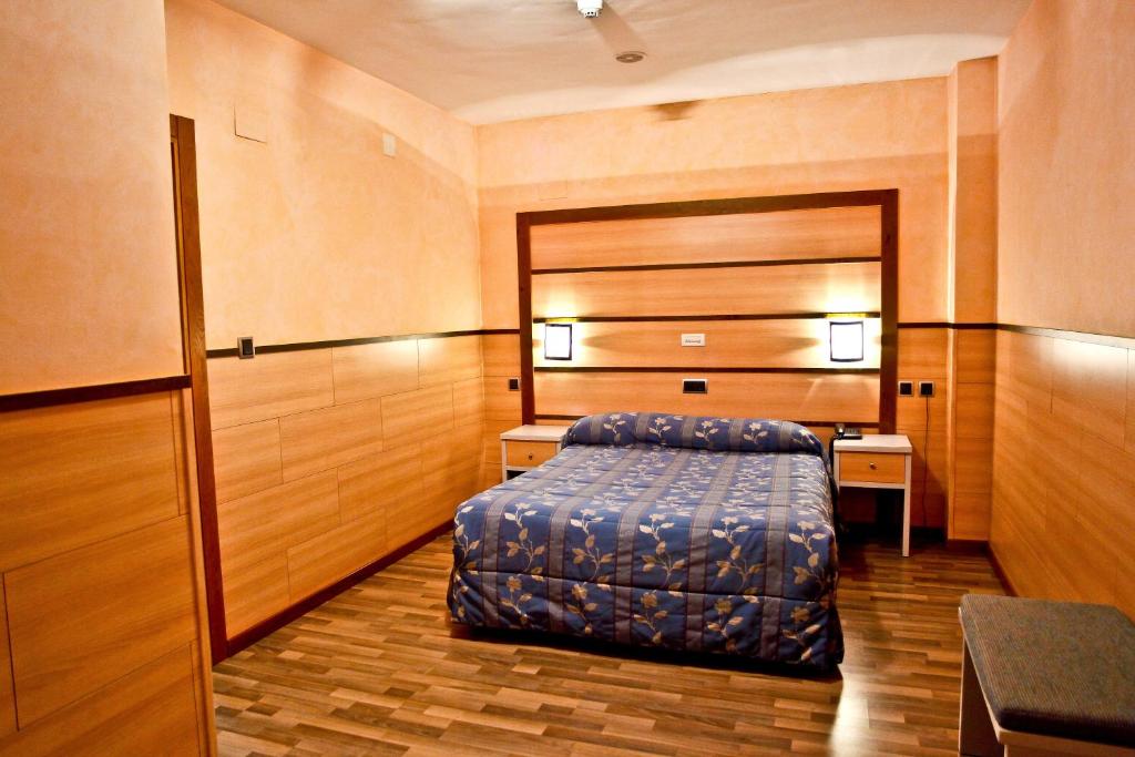 Postel nebo postele na pokoji v ubytování Hotel Pio XII Jumilla