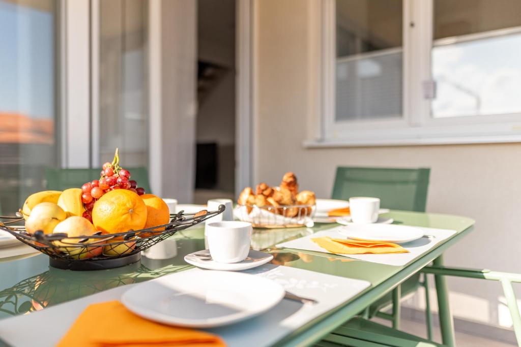 a table with a bowl of fruit on it at Villa Mare e Monti in Nin