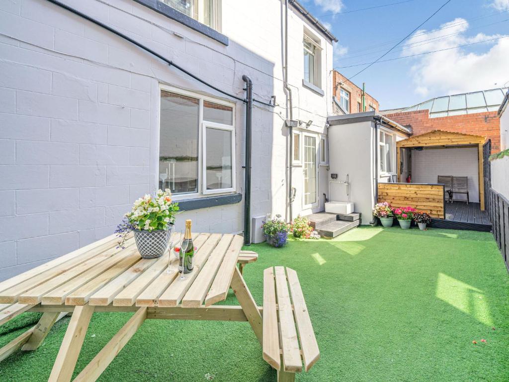 a backyard with a picnic table and green grass at The Ascot in Blackpool