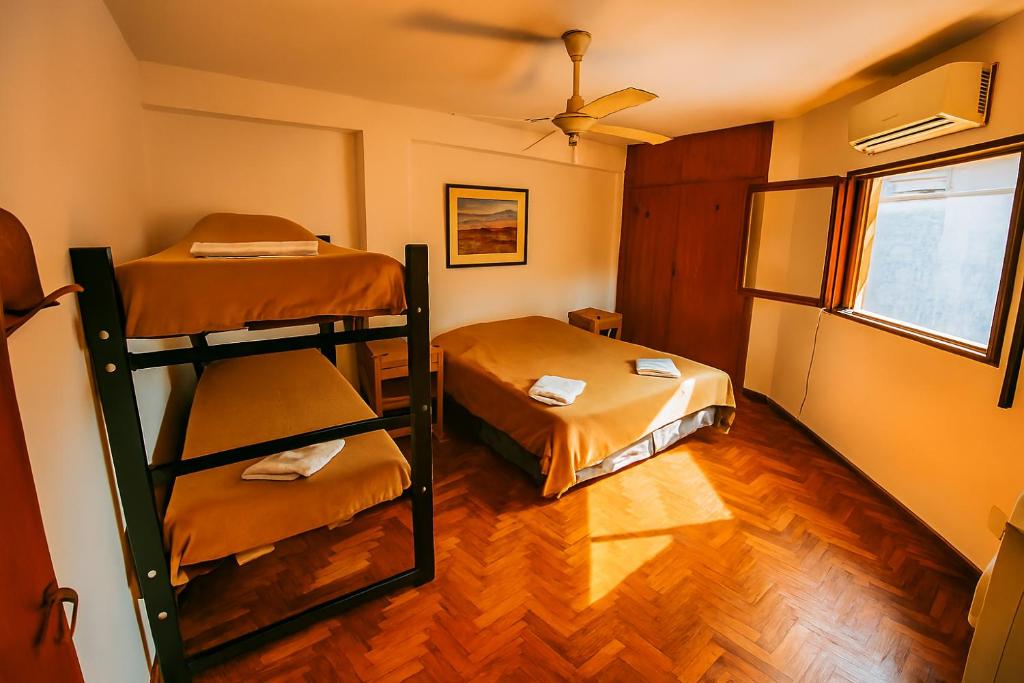 a room with two bunk beds and a window at Departamento Centrico in Salta