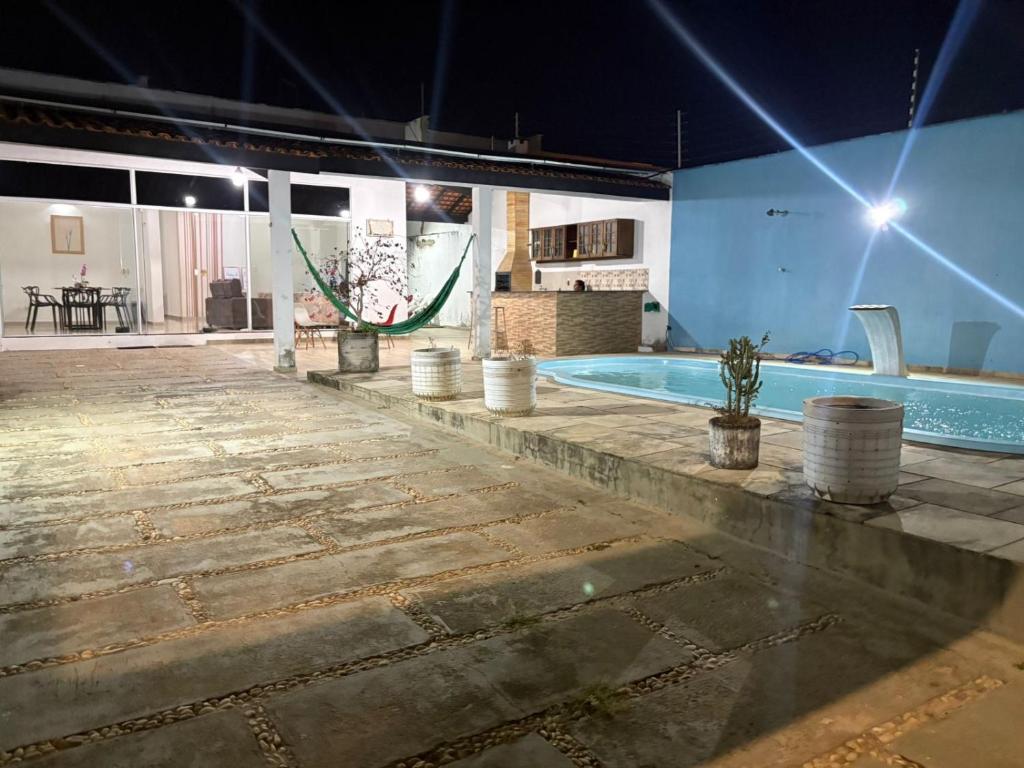 a swimming pool in a building with at Casa 3km da praia com piscina, 3 quartos, 2 km das praia do Aracagir in São Luís