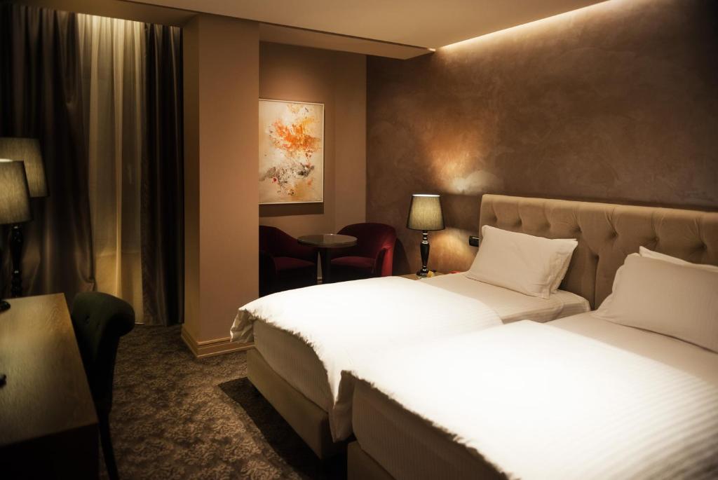 En eller flere senger på et rom på Mondial Hotel