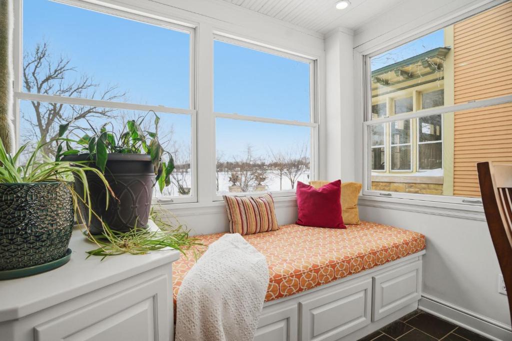 a window seat in a room with two windows at Como Classic in Saint Paul