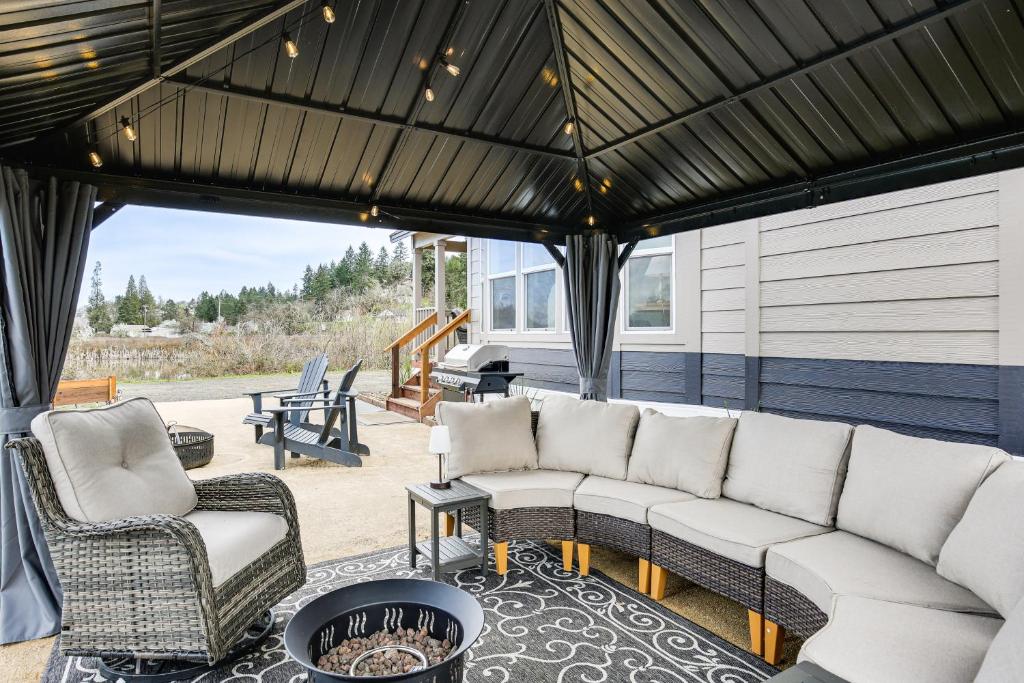a screened in porch with a couch and chairs at Great Outdoor Space! Serene Getaway in Oakland in Oakland