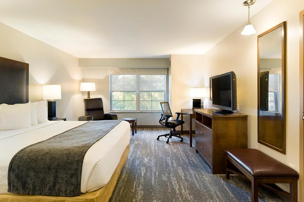 ClubHouse Hotel and Suites - 