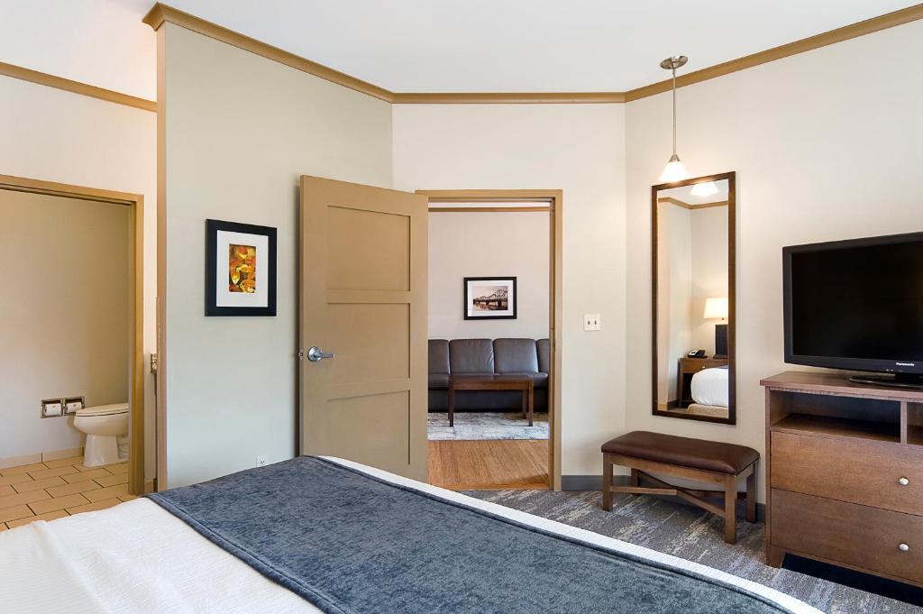 ClubHouse Hotel and Suites - 