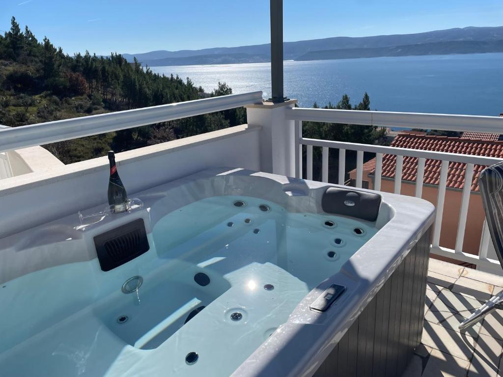 Apartments with hot tub Stanici, Omis - 25362