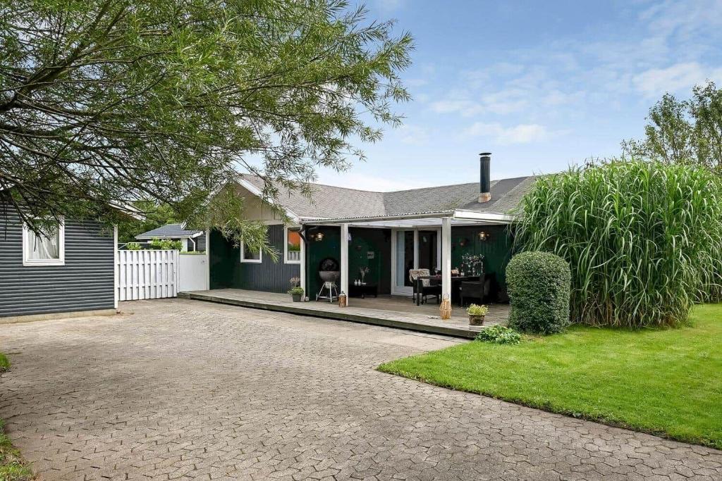 a house with a gravel driveway in front of it at C11704-Hemmet-Rylevaenget-33 in Hemmet
