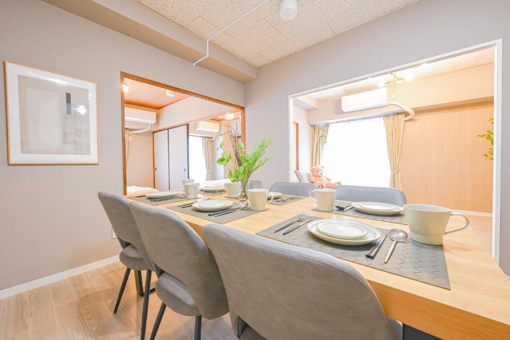 a dining room with a table and chairs at 弥富民泊 - Yatomi Minpaku - in Yatomi 