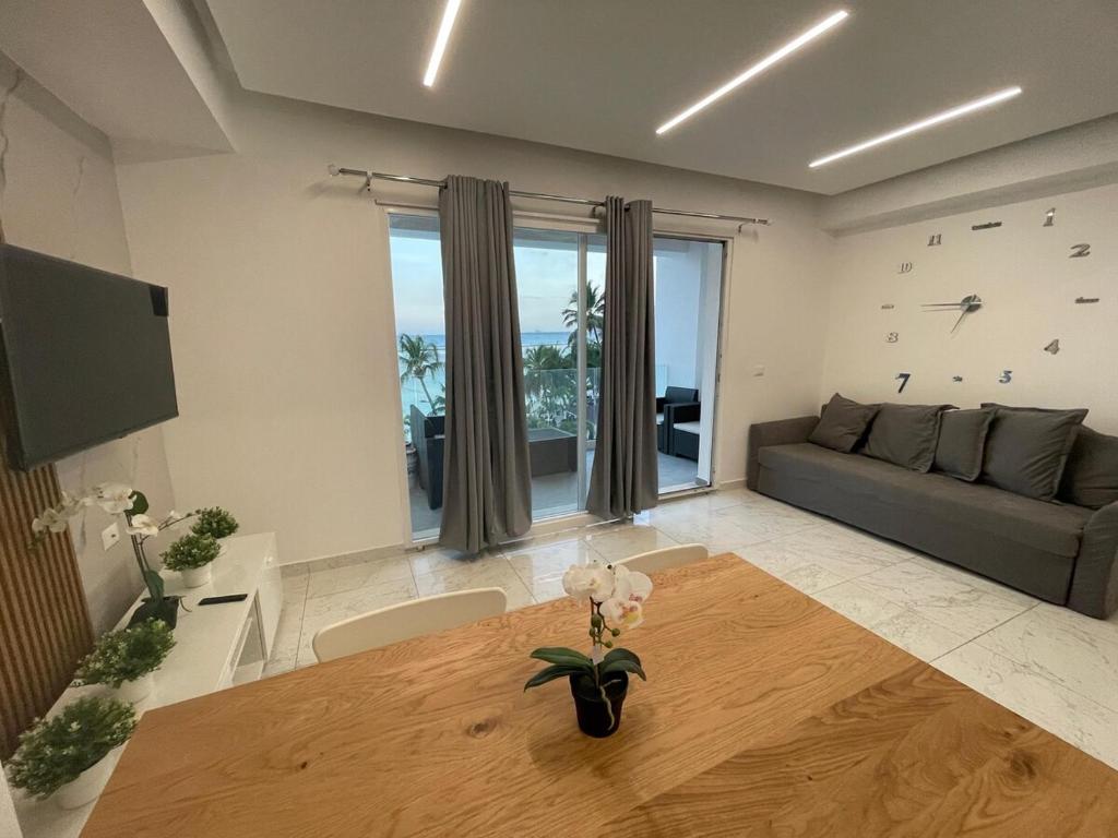 a living room with a table and a couch at Laguna Azul Boca Beach in Boca Chica