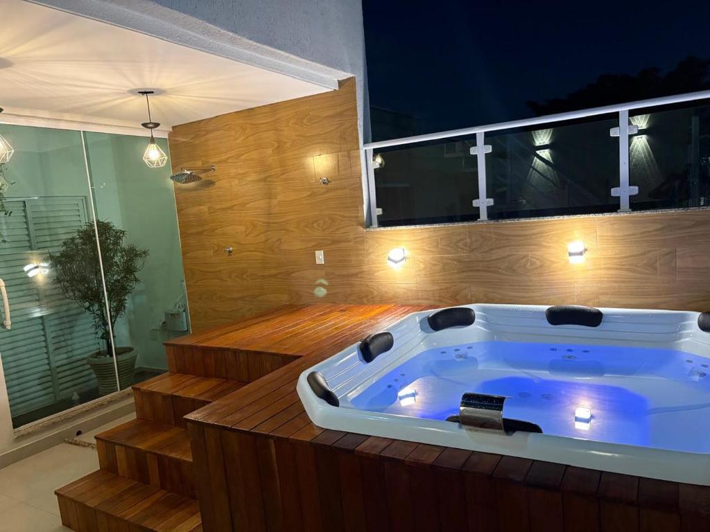 a jacuzzi tub in a room with a window at jacuzzi e eventos em são miguel paulista in São Paulo