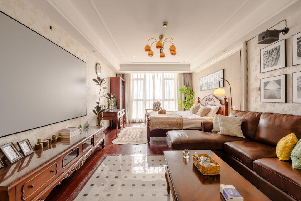 a living room with a couch and a tv at Shanghai Little 8 Apartment in Shanghai
