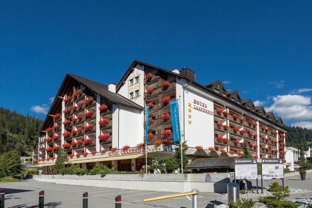 Nespecifikovaný výhled na hory nebo výhled na hory při pohledu z hotelu