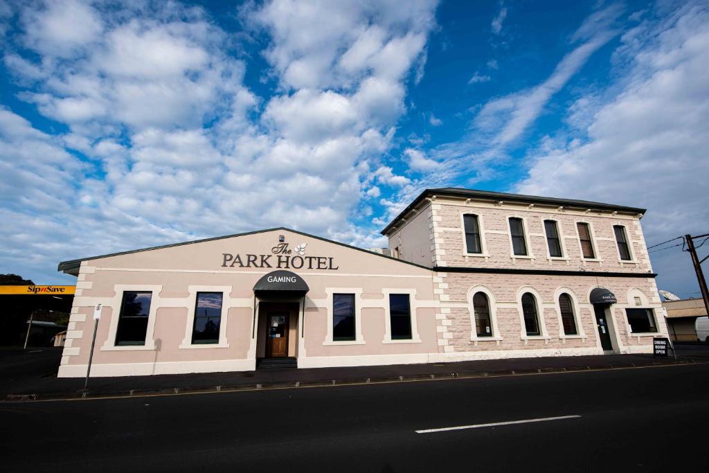 a park hotel building on the side of the street at Park Hotel in Mount Gambier