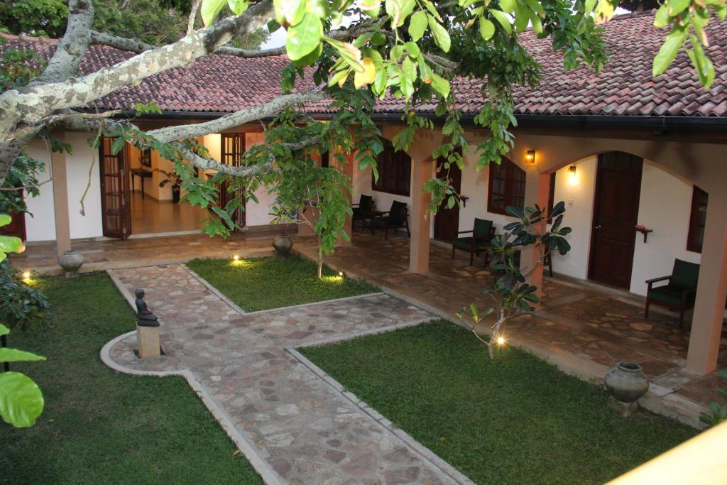 an external view of a house with a courtyard at Villa AyuSri in Ambalangoda