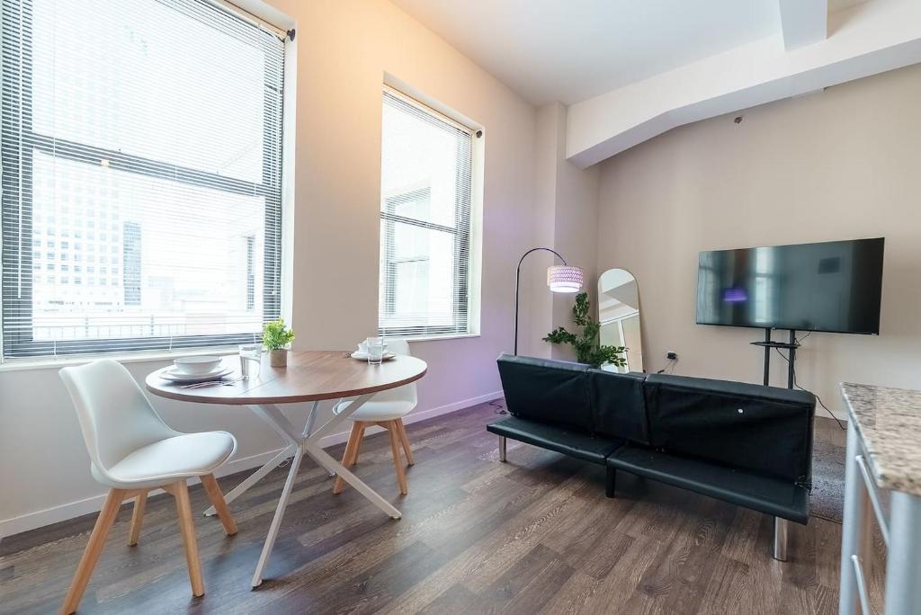 a living room with a table and a couch at Stylish 1 Bed In Downtown Cincinnati in Cincinnati