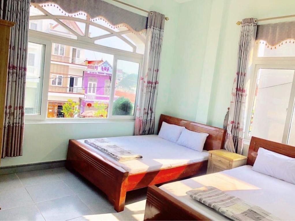 a room with two beds and a window at Khách sạn Hải Âu - Phố đi bộ Cô Tô in Gow Tow