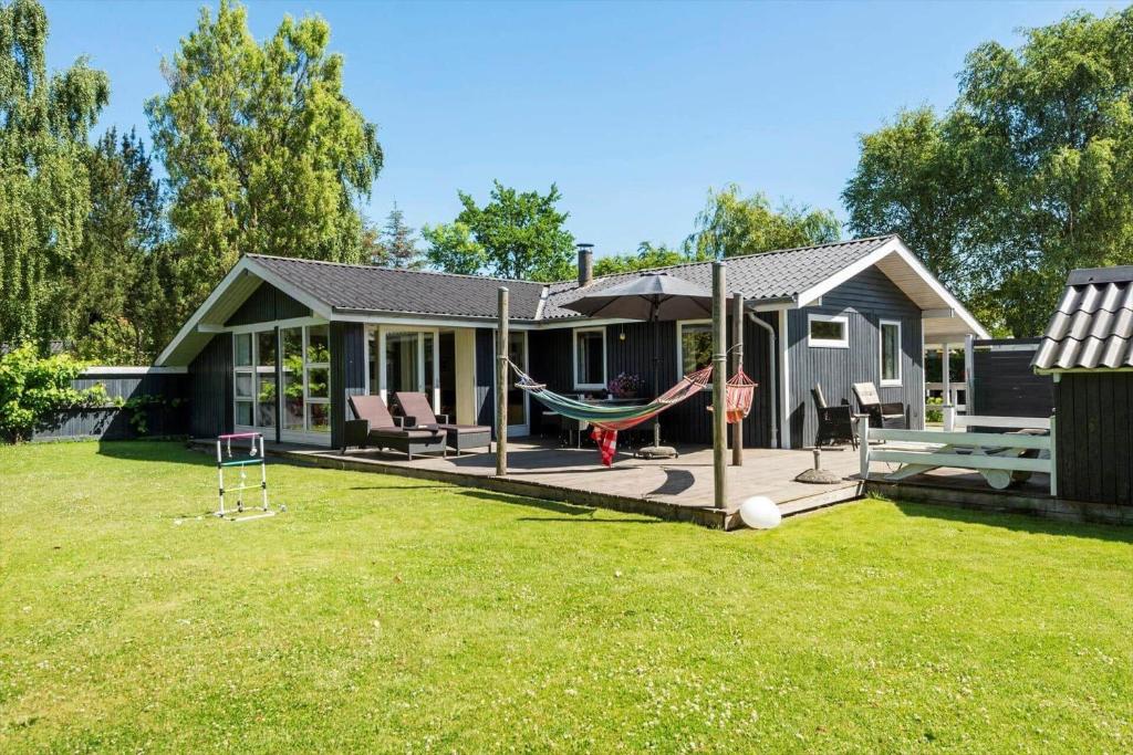 a house with a hammock in the yard at 30061-Malling-Morbaervaenget-18 in Malling