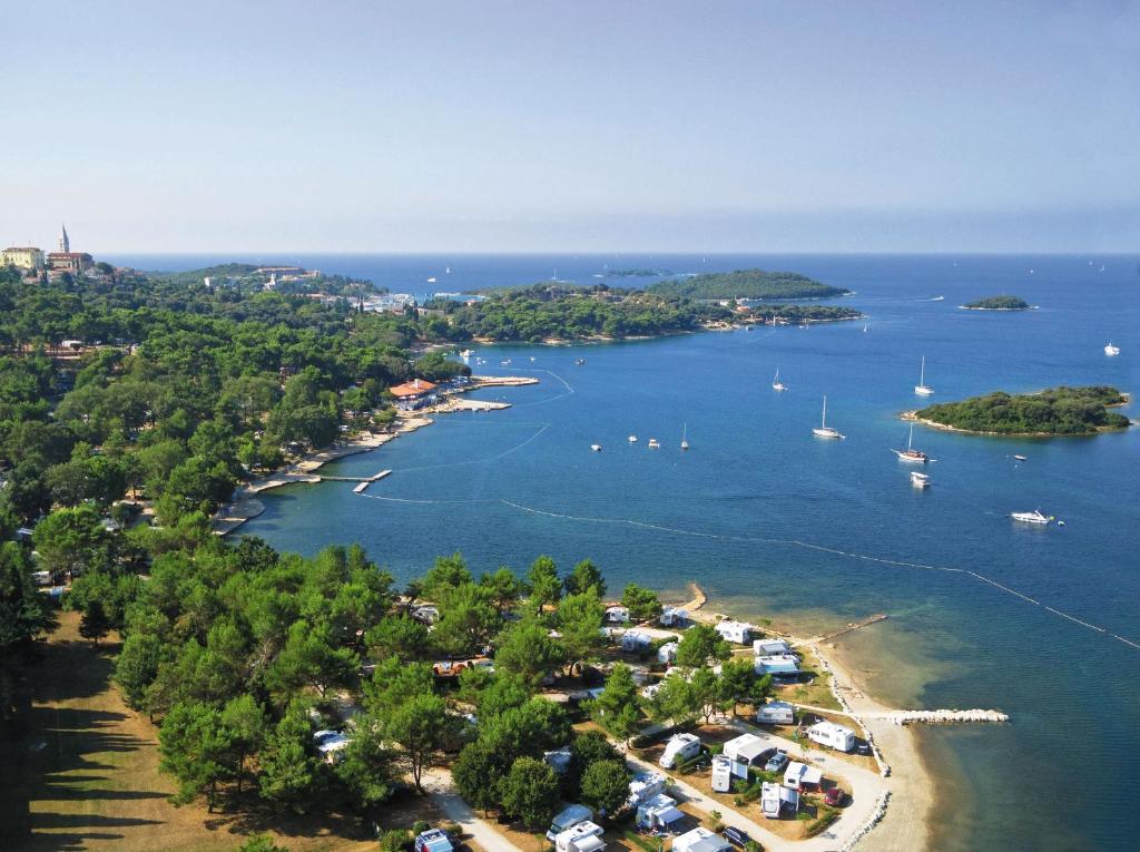 una vista aérea de un puerto con barcos en el agua en Victoria Mobilehome in Orsera Camping Resort, en Vrsar