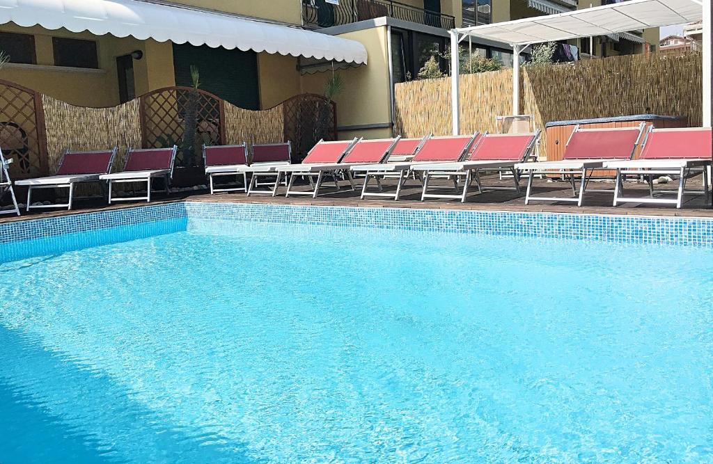 Бассейн в Appartamenti Mare Caorle или поблизости