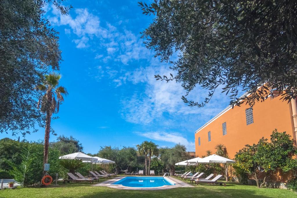 una piscina frente a un edificio en Aparthotel Ano, en Acharavi