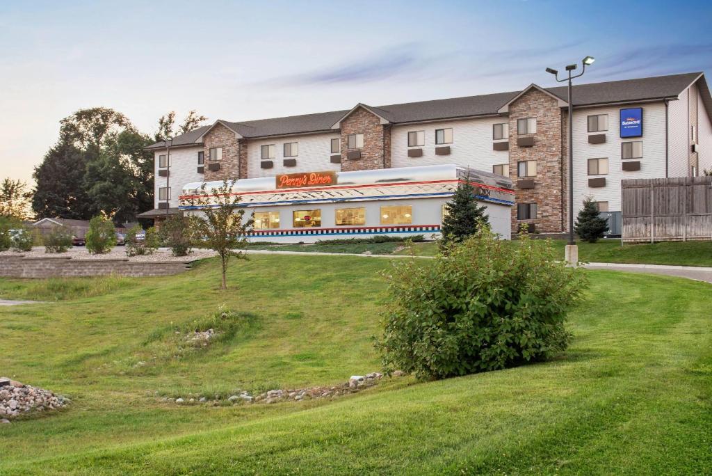 a building with a mural on the side of it at Baymont by Wyndham Glenwood in Glenwood