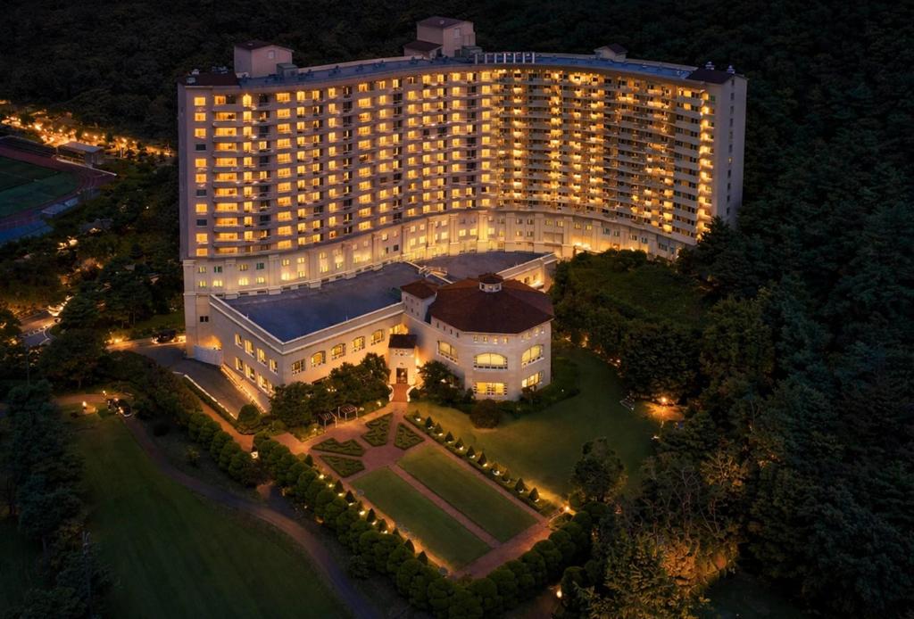 an overhead view of a large building at night at La Vie Dor Hotel and Resort, Trademark Collection by Wyndham in Hwaseong