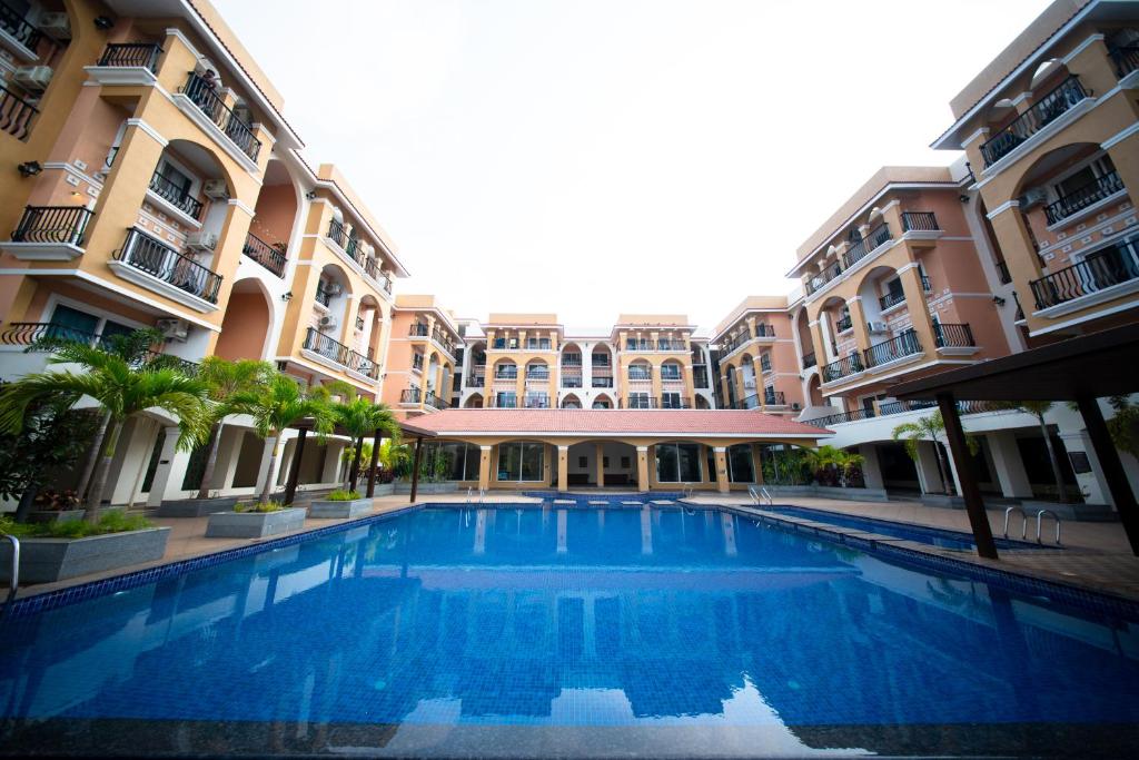 a large swimming pool in the middle of a building at Casa Luma 1BHK Furnished Siolim Swimming Pool Jacuzzi Sauna in Cunchelim