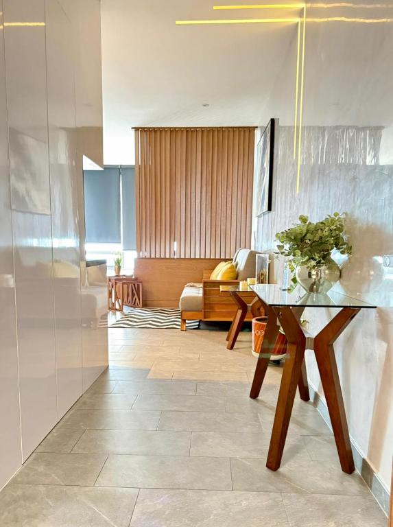 a living room with a table and a couch at Stylish Loft for 4 Reforma CDMX Ideal Long Stay in Mexico City