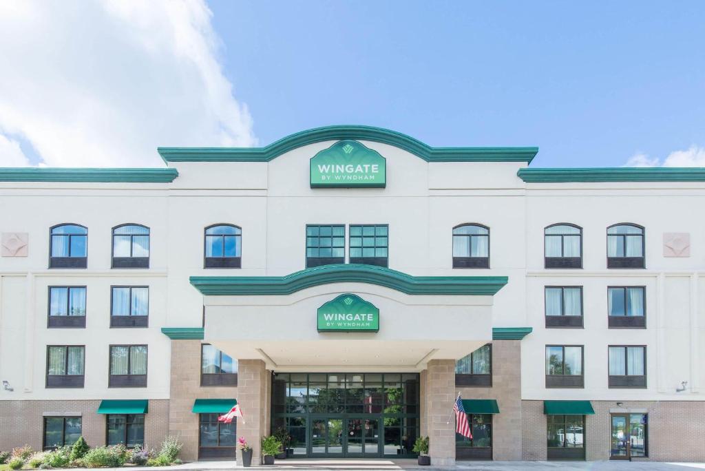 a rendering of the front of the mulberry hotel at Wingate by Wyndham Niagara Falls in Niagara Falls