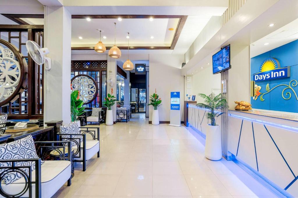 لابی و فضای عمومی Days Inn by Wyndham Patong Beach - تصویر ۵