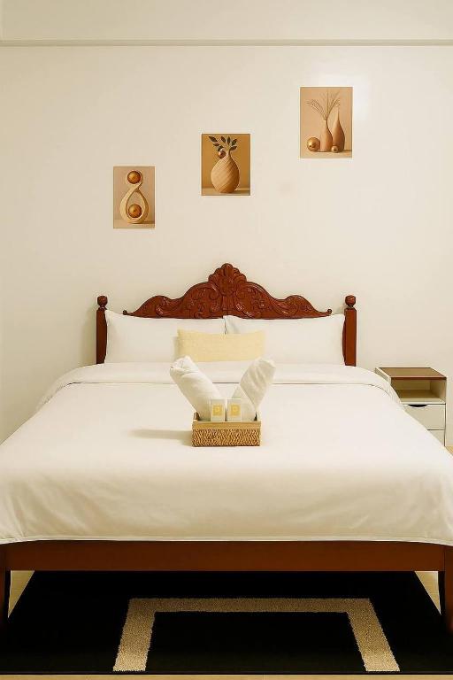 a bedroom with a bed with two towels on it at Perrera Guesthouse in Santa Ana