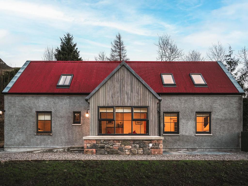 a red roofed house with a red roof at An Dobhran - Ukc5752 in Dornie