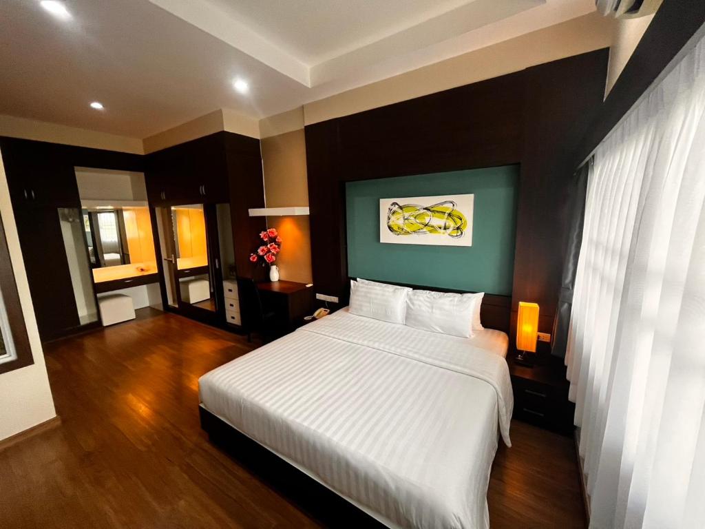 a bedroom with a large white bed in a room at Eastpana 304 R1 Executive Residence in Si Maha Phot