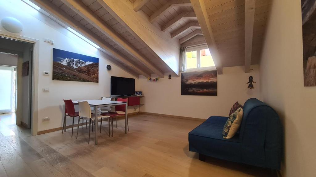 a living room with a blue couch and a table at Namastè in Mandello del Lario
