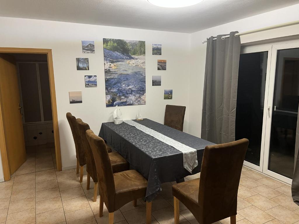 a dining room with a table and chairs at Little Rostock in Papendorf