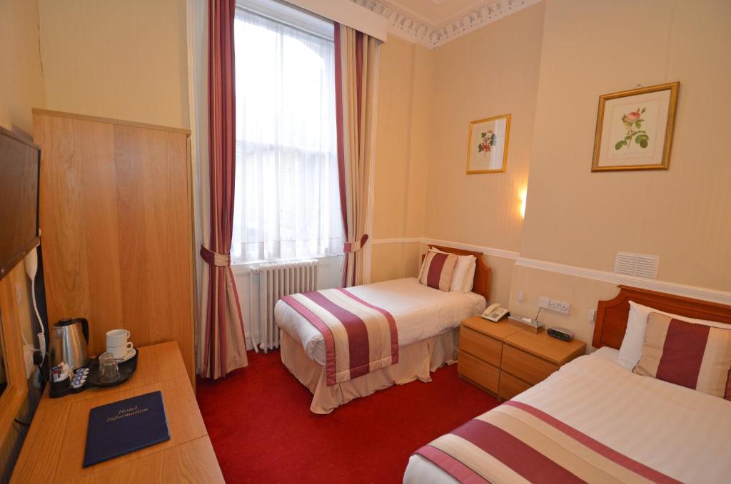 Postel nebo postele na pokoji v ubytování Parkwood Hotel