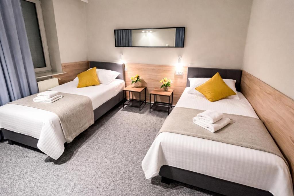 En eller flere senge i et værelse på Hotel Otomin