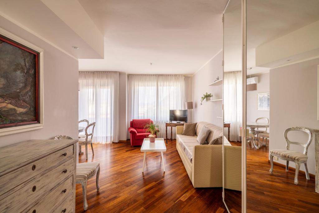 a living room with a couch and a table at Trilocale Ferruccio in Baveno