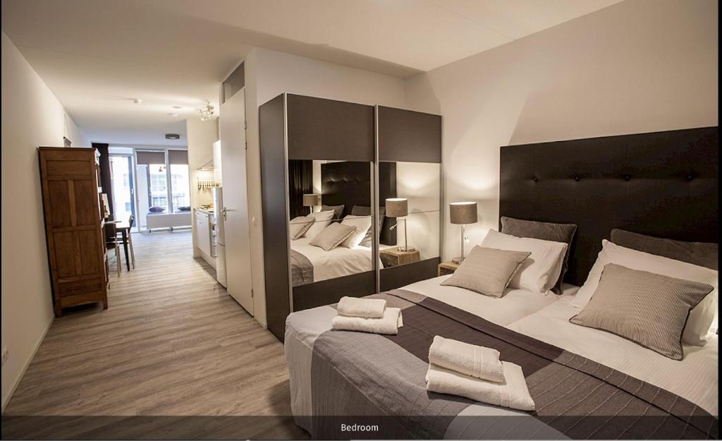 a large bedroom with two beds and a room at Stationsstraat 4H in Amersfoort