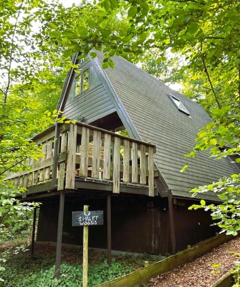 ein Haus mit einer Terrasse auf dem Dach in der Unterkunft Chalet Woods in Durbuy
