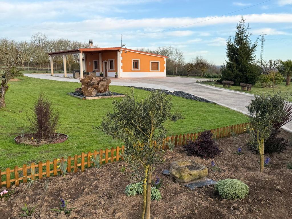 a garden with a house in the background at Refugio y Calma in Chantada