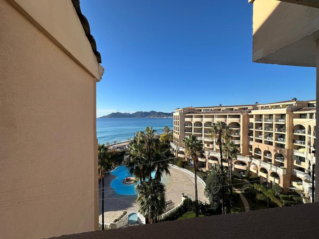 Panoramic Sea-View Duplex, 2 Terraces & Pool, Walk to Beach