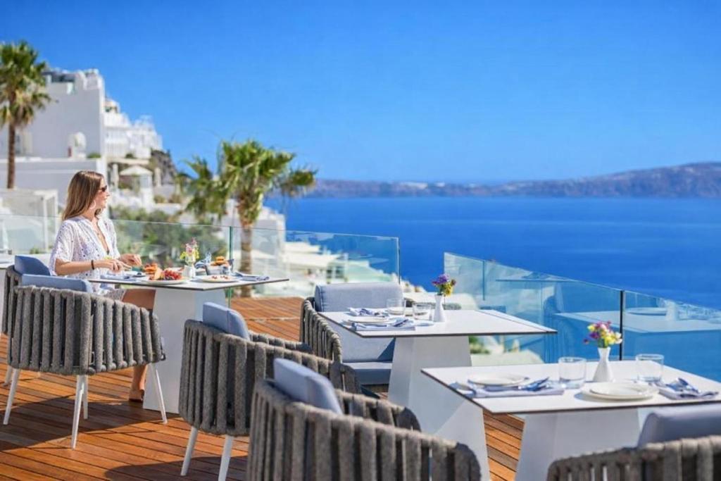 Sun Rocks Boutique Hotel - Caldera View Suites & Sunset Dining Experience photo