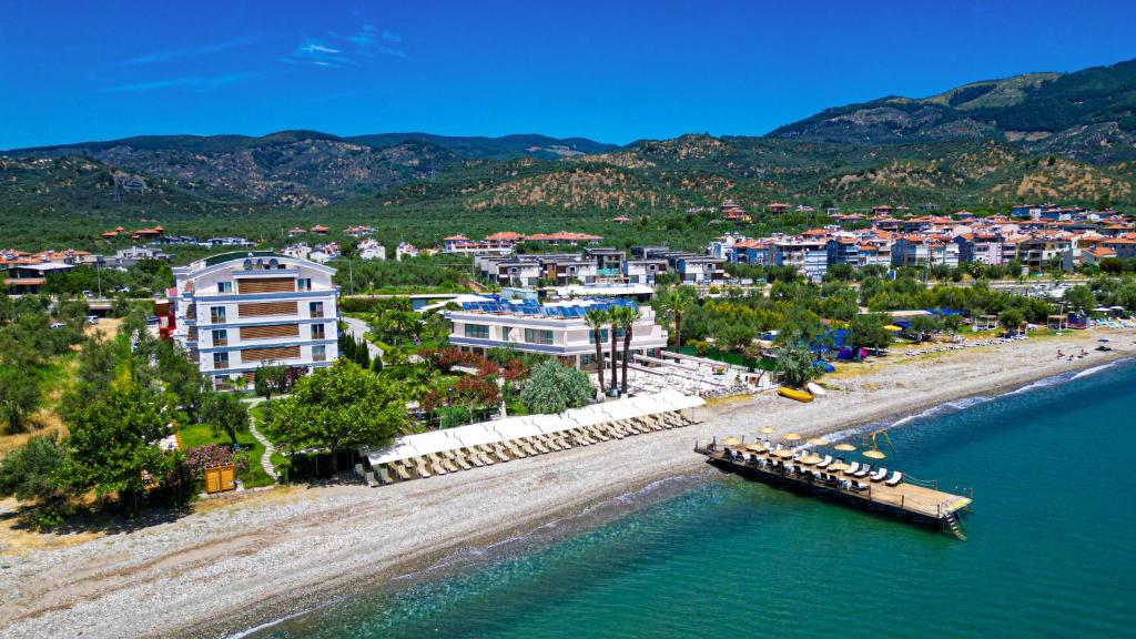 Luftaufnahme eines Strandes mit einem Ferienresort in der Unterkunft Rawda Resort Hotel Altinoluk in Altınoluk