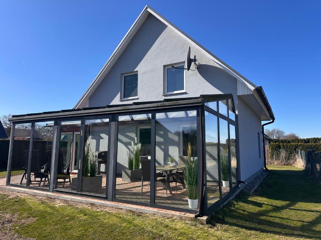 an extension of a house with glass doors at Ferienhaus Isaro in Ludwigsburg